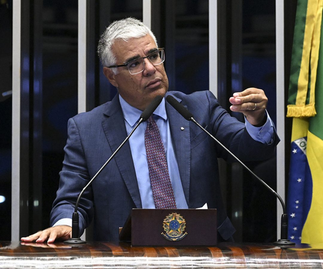 À tribuna, em discurso, senador Eduardo Girão (Novo-CE).