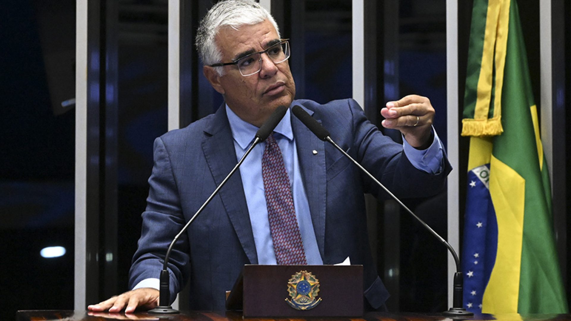 À tribuna, em discurso, senador Eduardo Girão (Novo-CE).