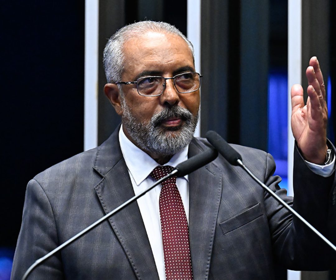 Senador Paulo Paim (PT-RS) em discurso à tribuna.