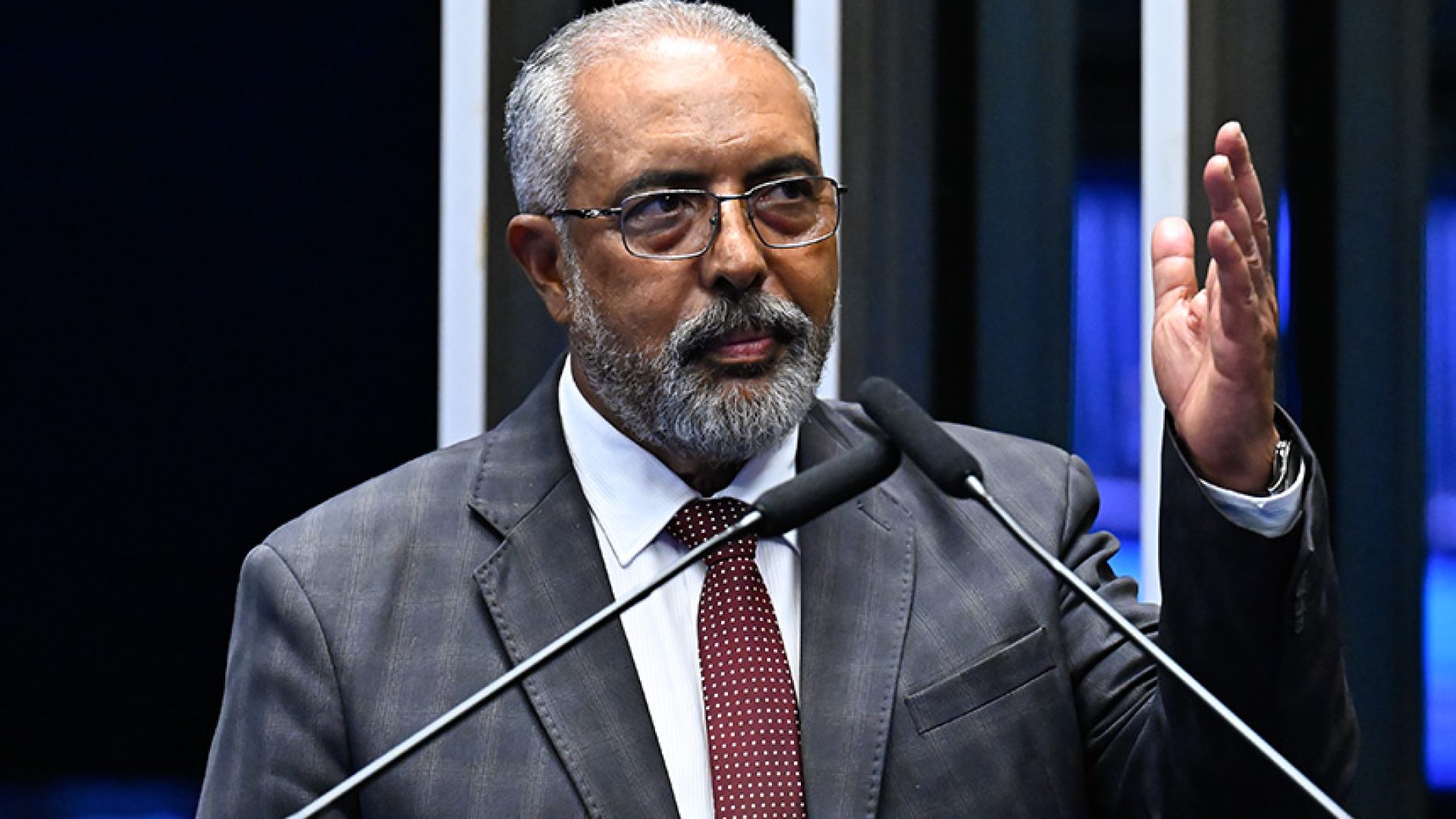 Senador Paulo Paim (PT-RS) em discurso à tribuna.