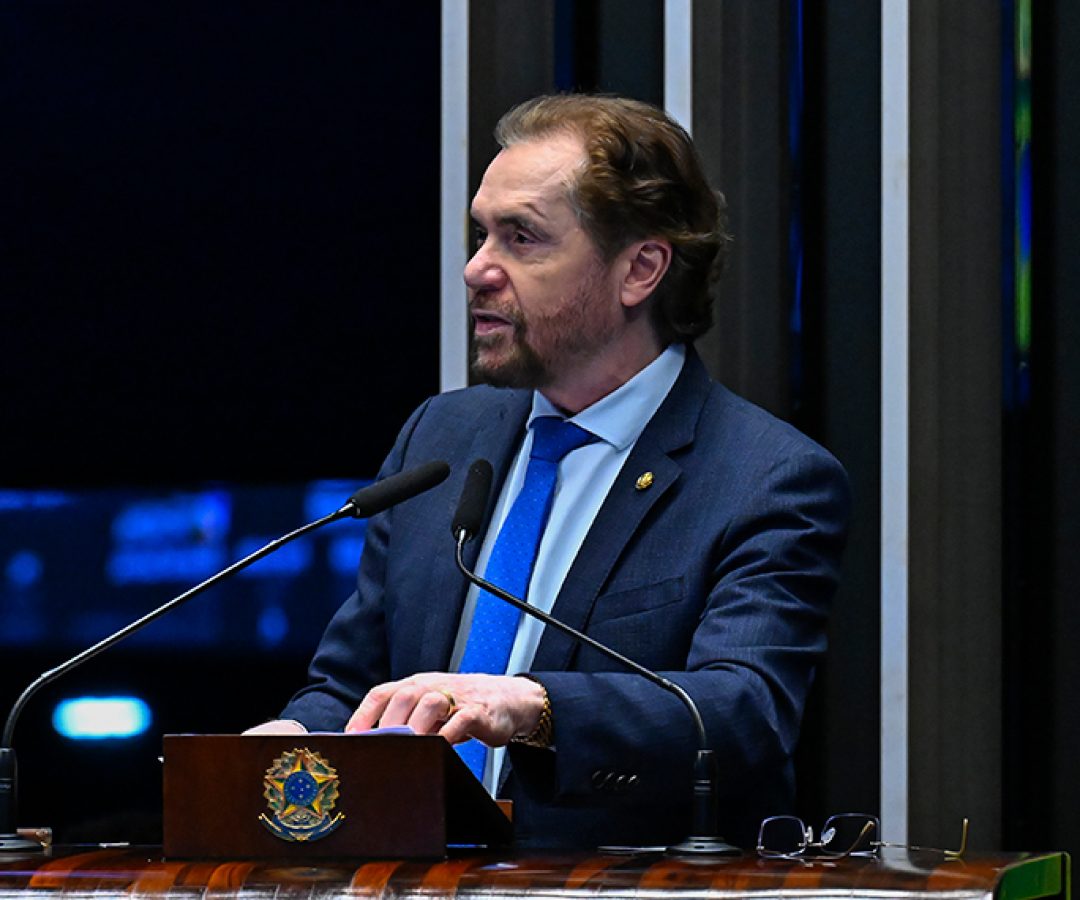 À tribuna, em discurso, senador Plínio Valério (PSDB-AM).