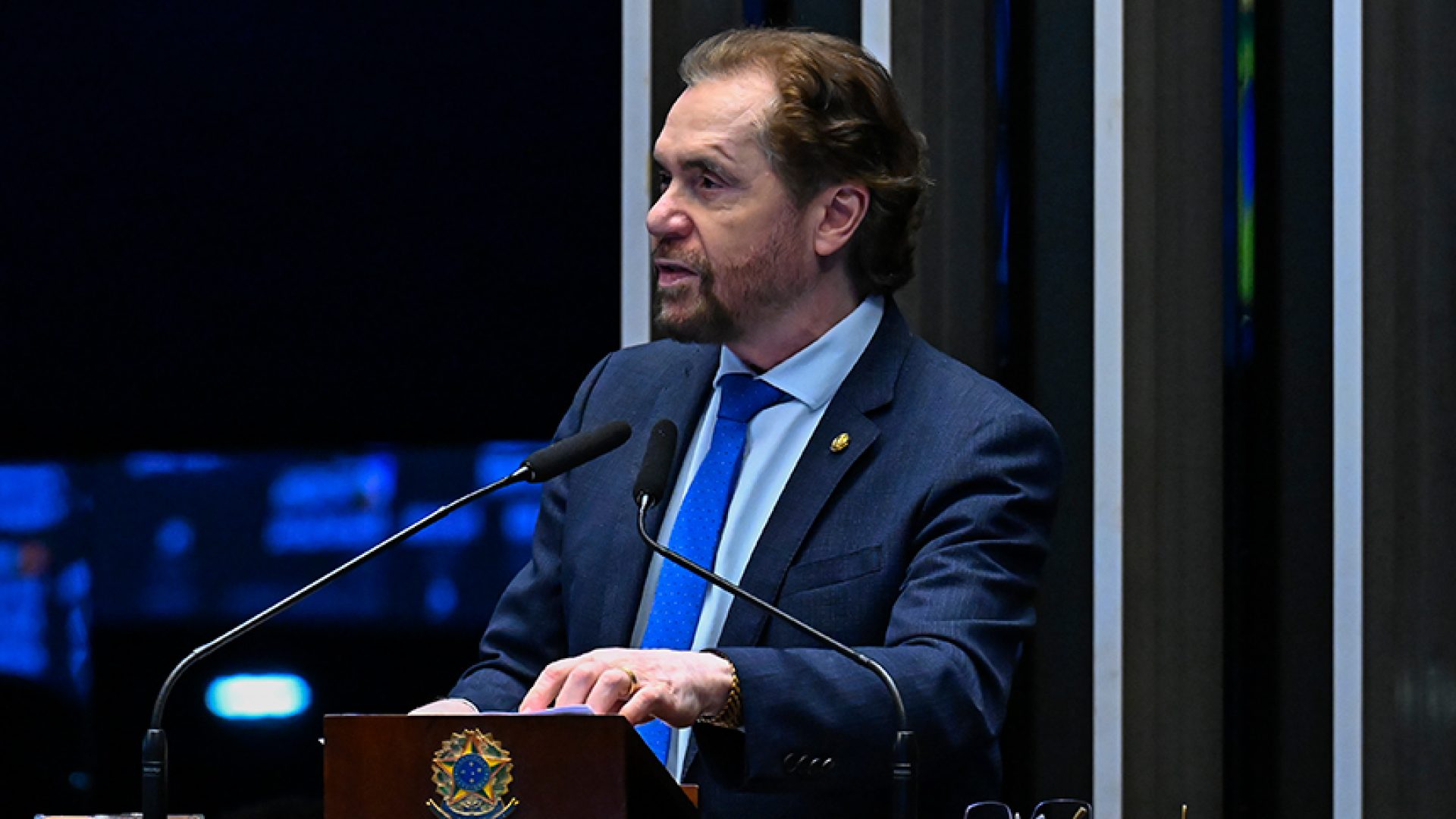 À tribuna, em discurso, senador Plínio Valério (PSDB-AM).