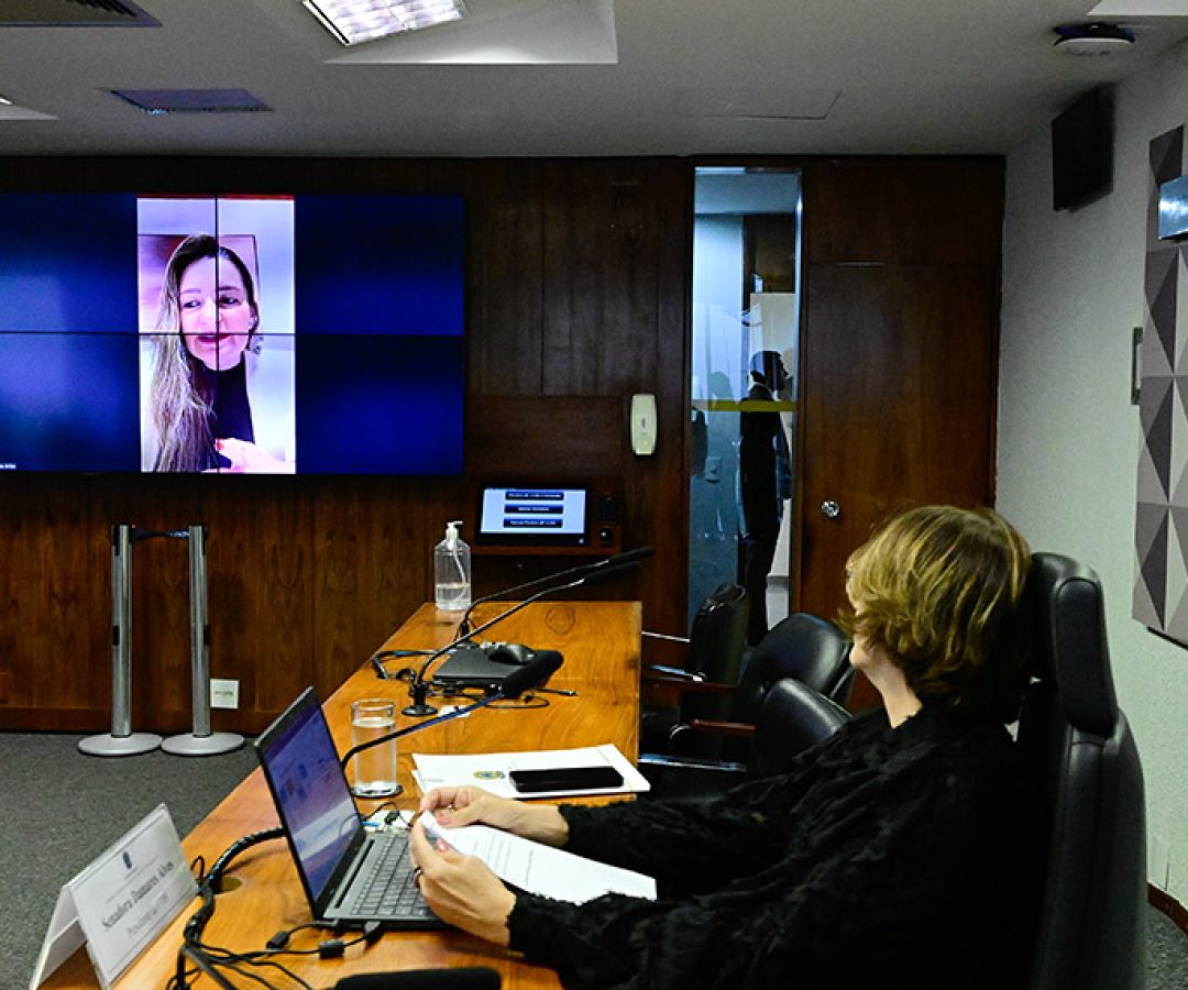 À mesa, presidente da CDH, senadora Damares Alves (Republicanos-DF).