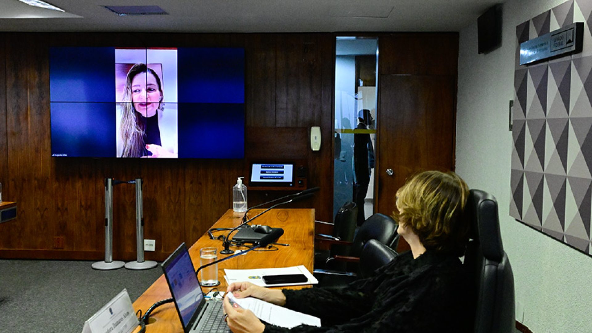 À mesa, presidente da CDH, senadora Damares Alves (Republicanos-DF).