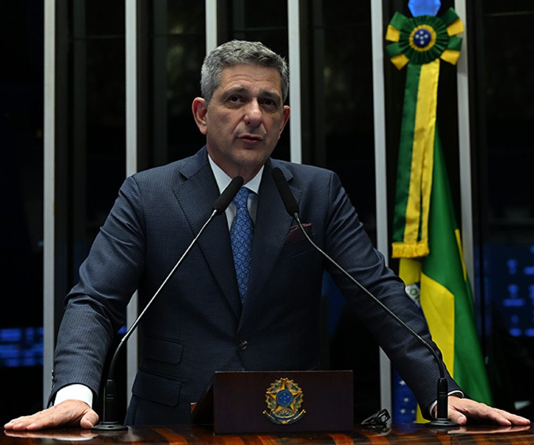 À tribuna, em discurso, senador Rogério Carvalho (PT-SE).