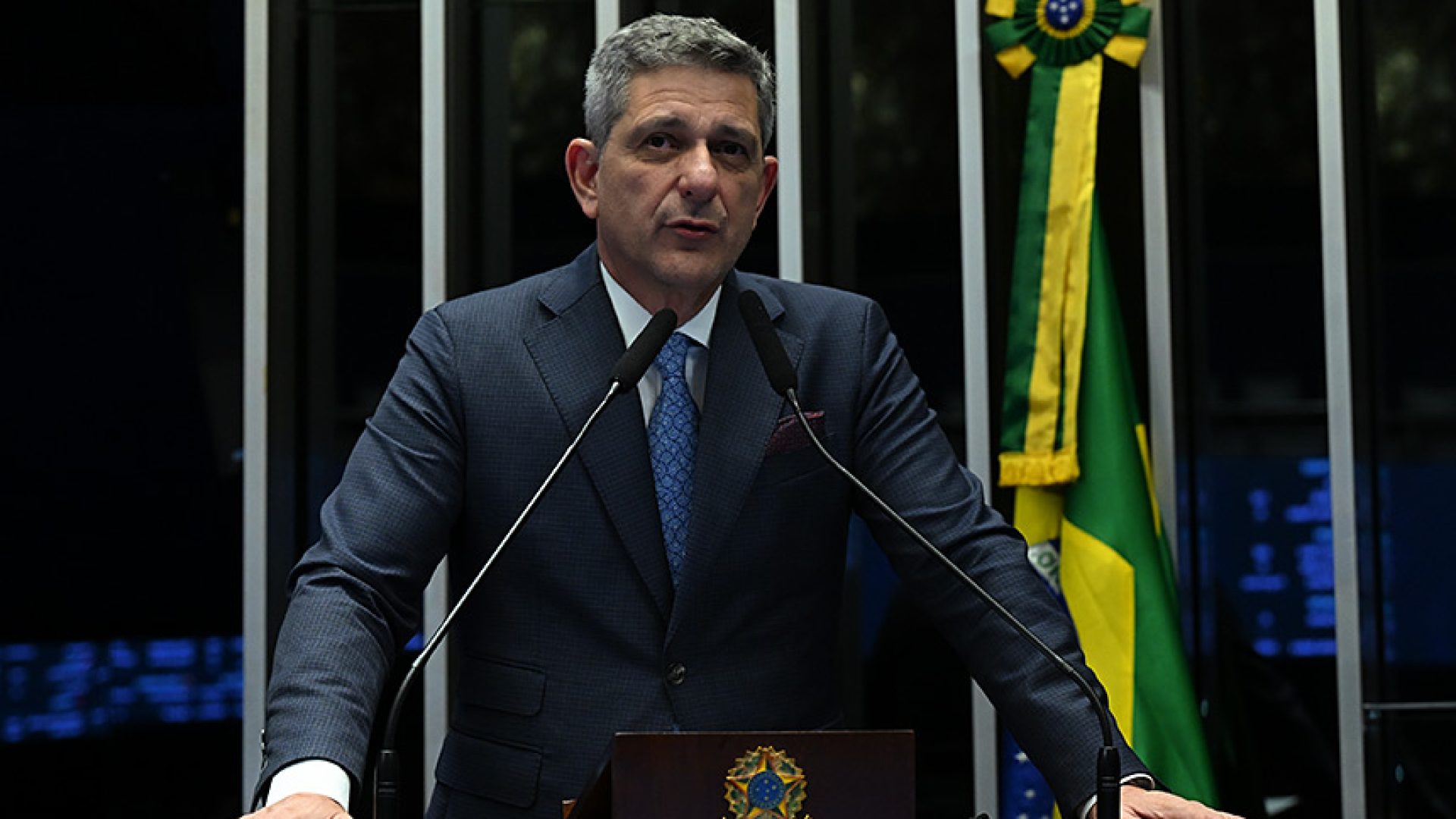 À tribuna, em discurso, senador Rogério Carvalho (PT-SE).