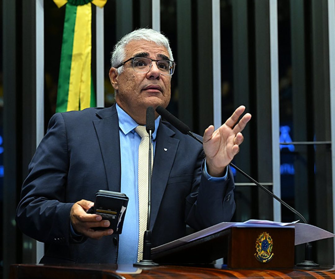 À tribuna, em discurso, senador Eduardo Girão (Novo-CE).