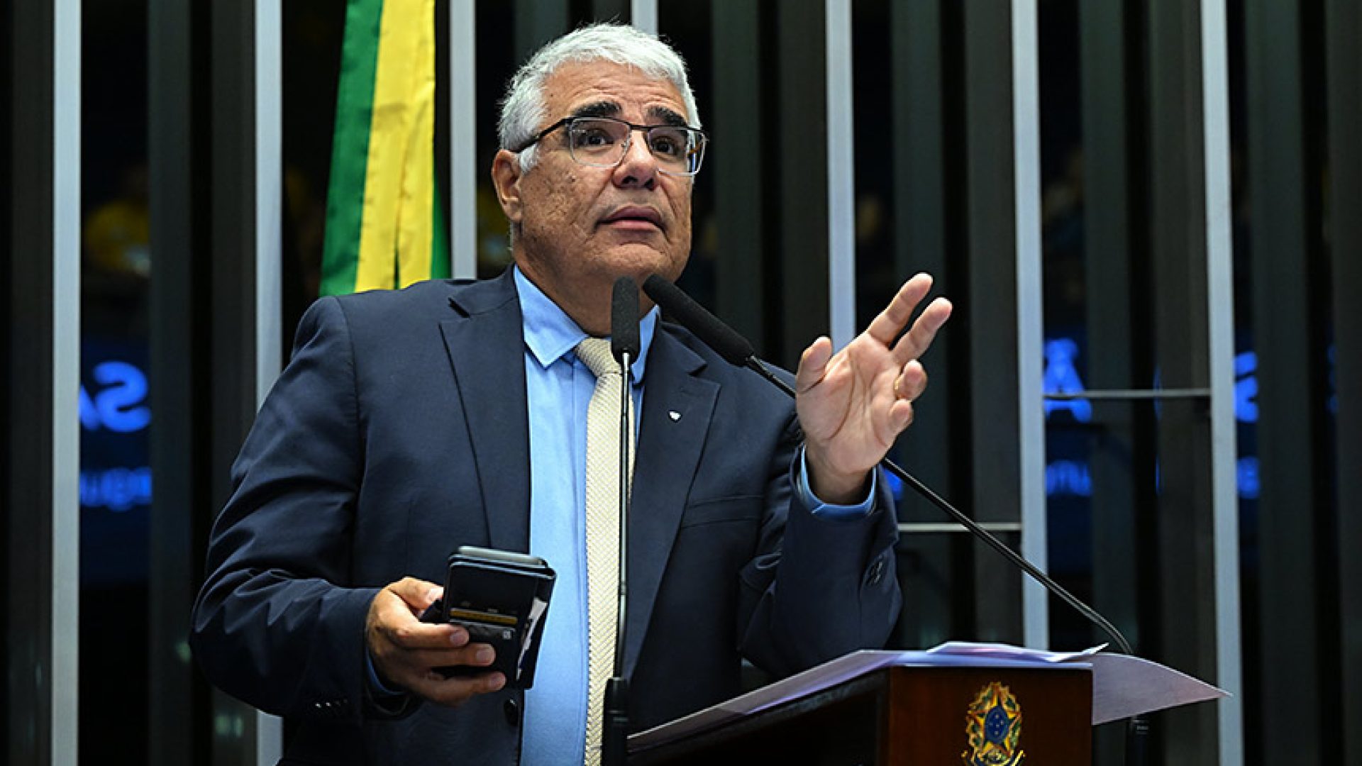 À tribuna, em discurso, senador Eduardo Girão (Novo-CE).