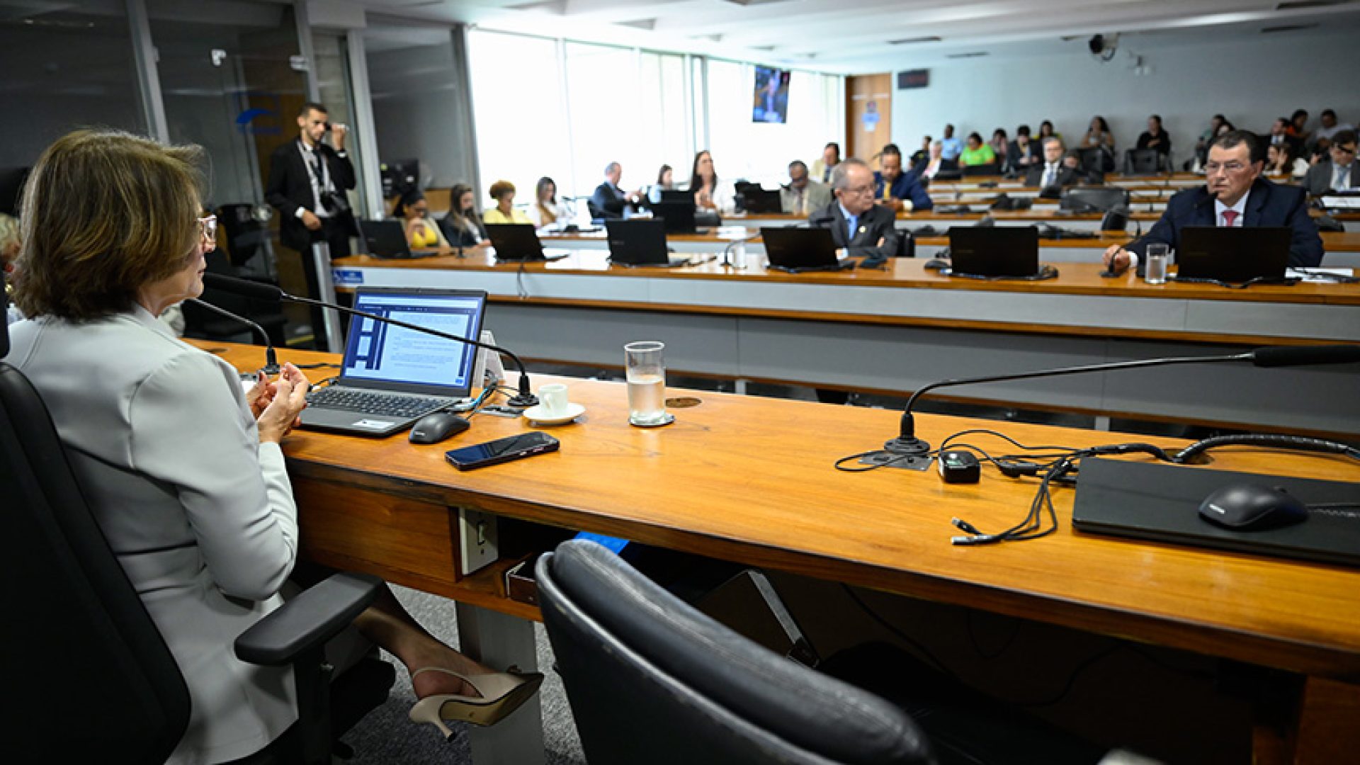 Vai para a Câmara projeto que combate violência contra mulher no turismo — Senado Notícias