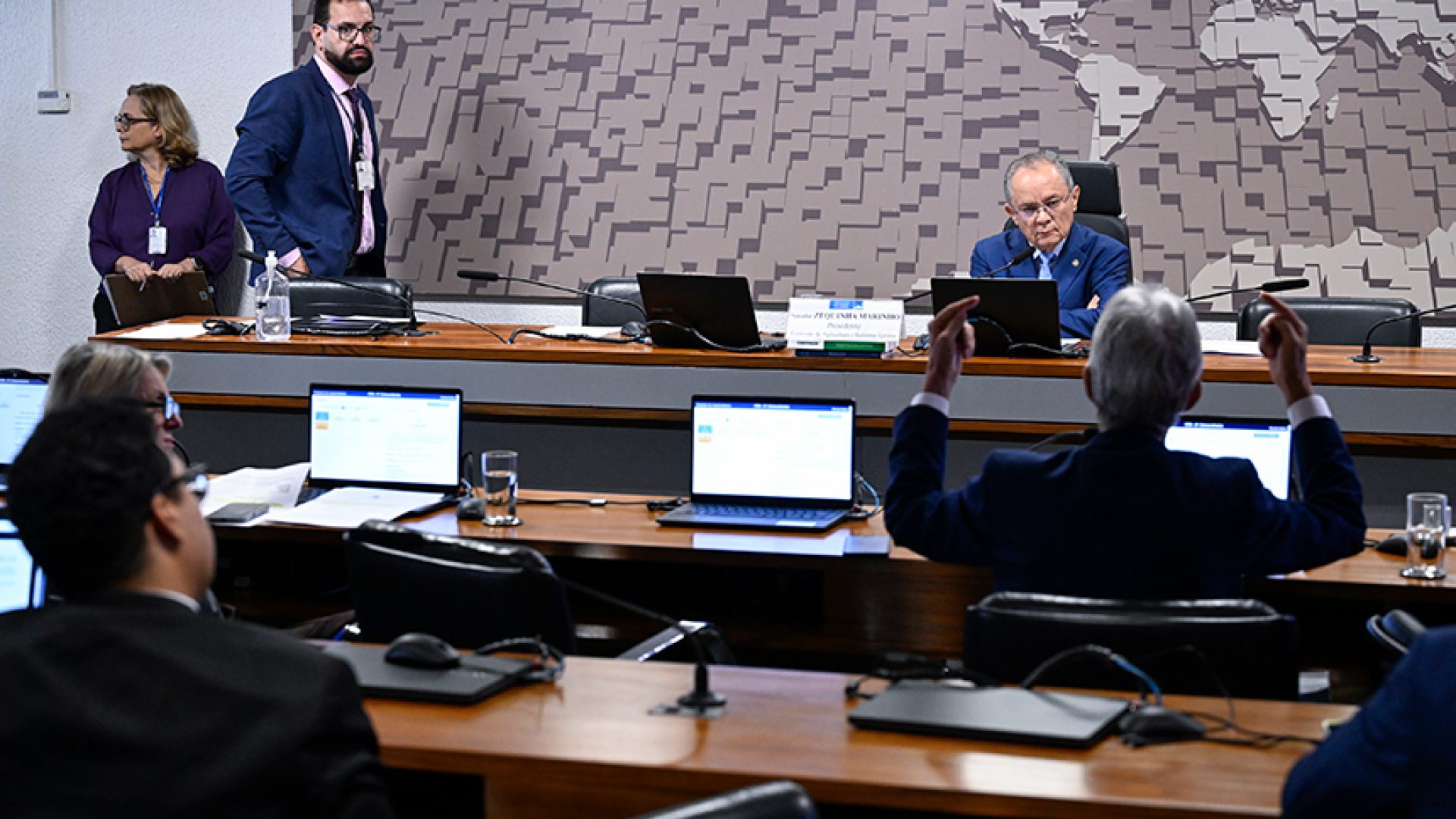 Em pronunciamento, à bancada,  senador Jaime Bagattoli (PL-RO).