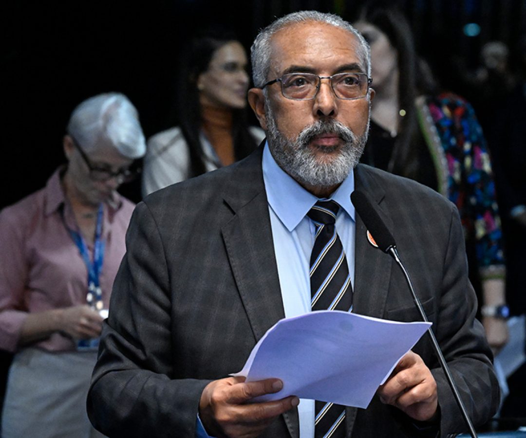 À bancada, em pronunciamento,  senador Paulo Paim (PT-RS).