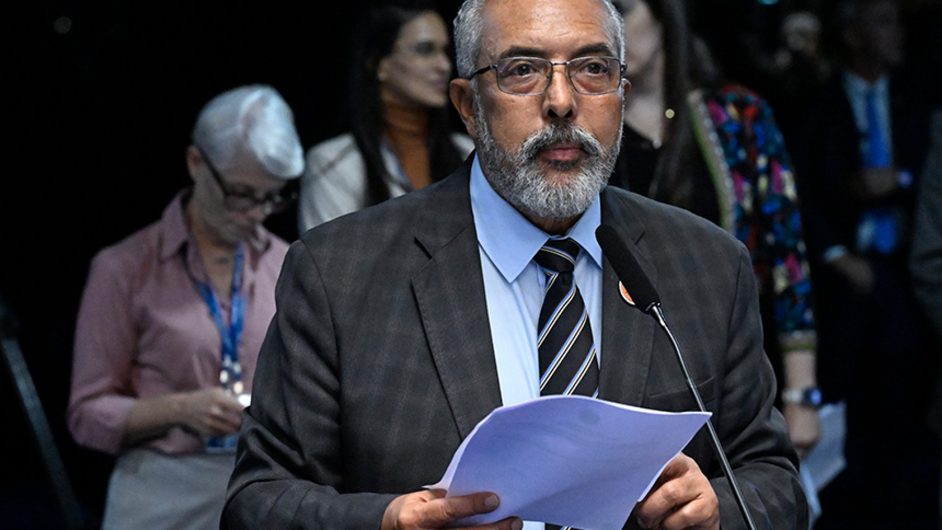 À bancada, em pronunciamento,  senador Paulo Paim (PT-RS).