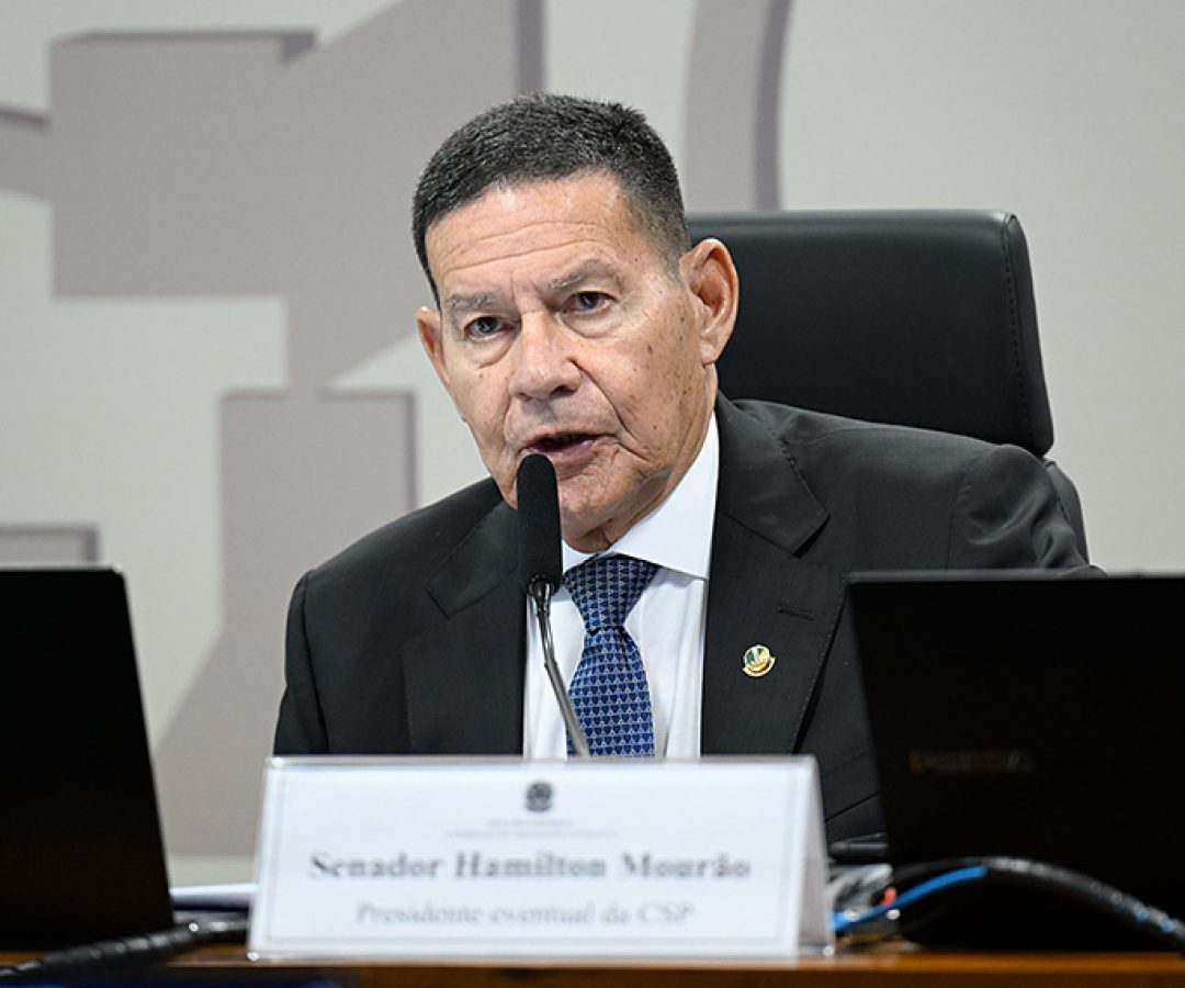 À mesa, presidente eventual da CSP, senador Hamilton Mourão (Republicanos-RS), conduz reunião.