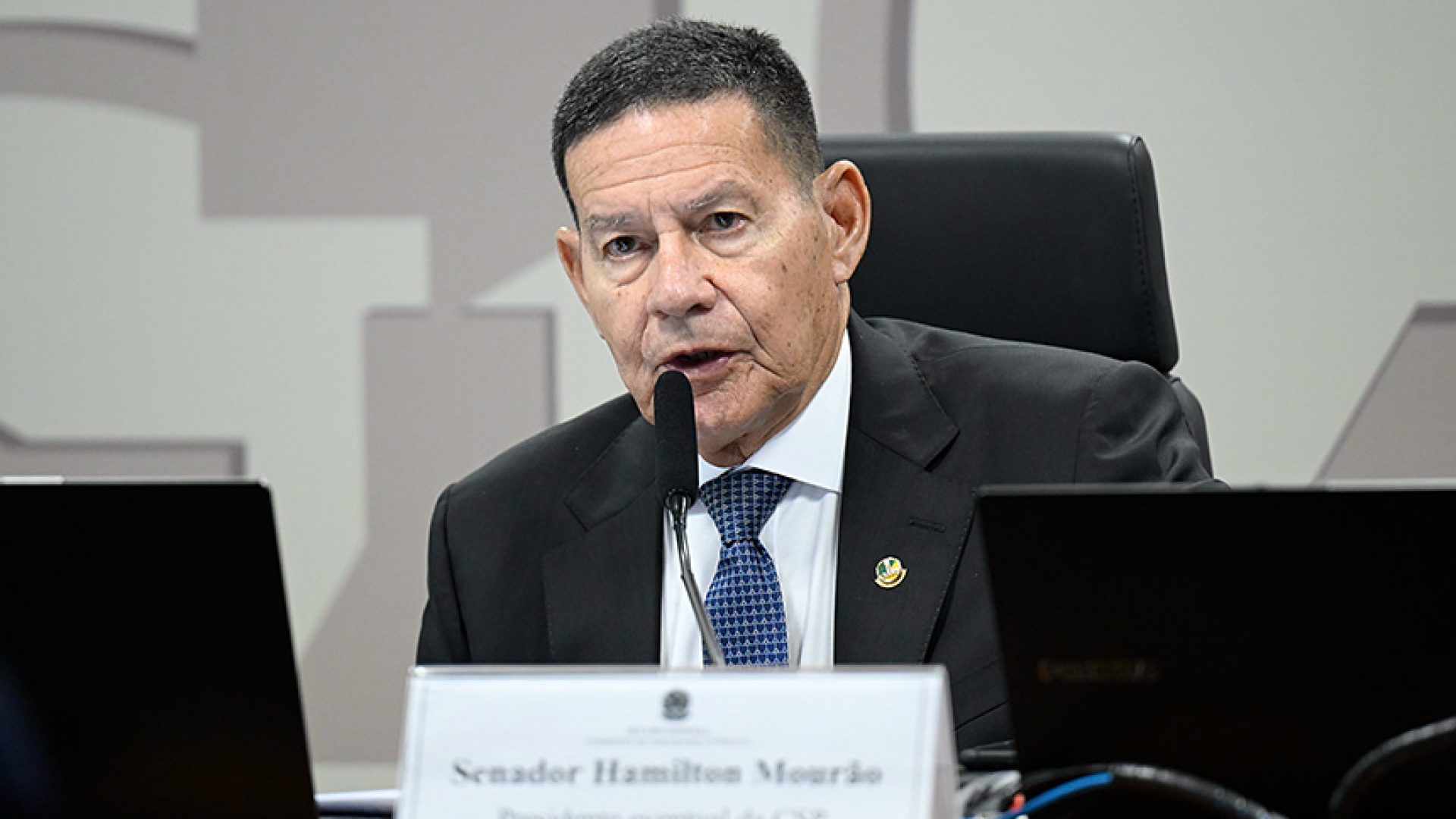 À mesa, presidente eventual da CSP, senador Hamilton Mourão (Republicanos-RS), conduz reunião.