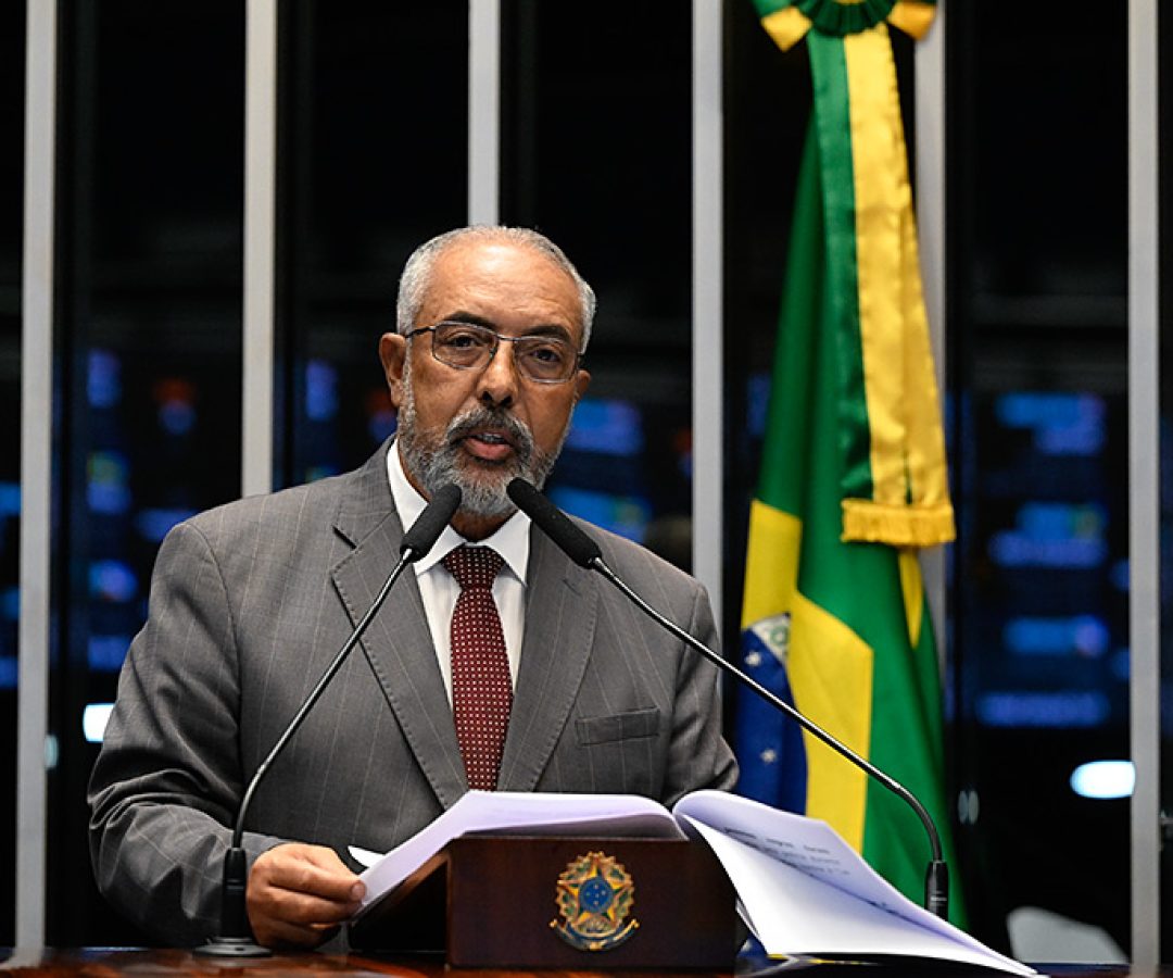 Senador Paulo Paim (PT-RS) em discurso à tribuna.