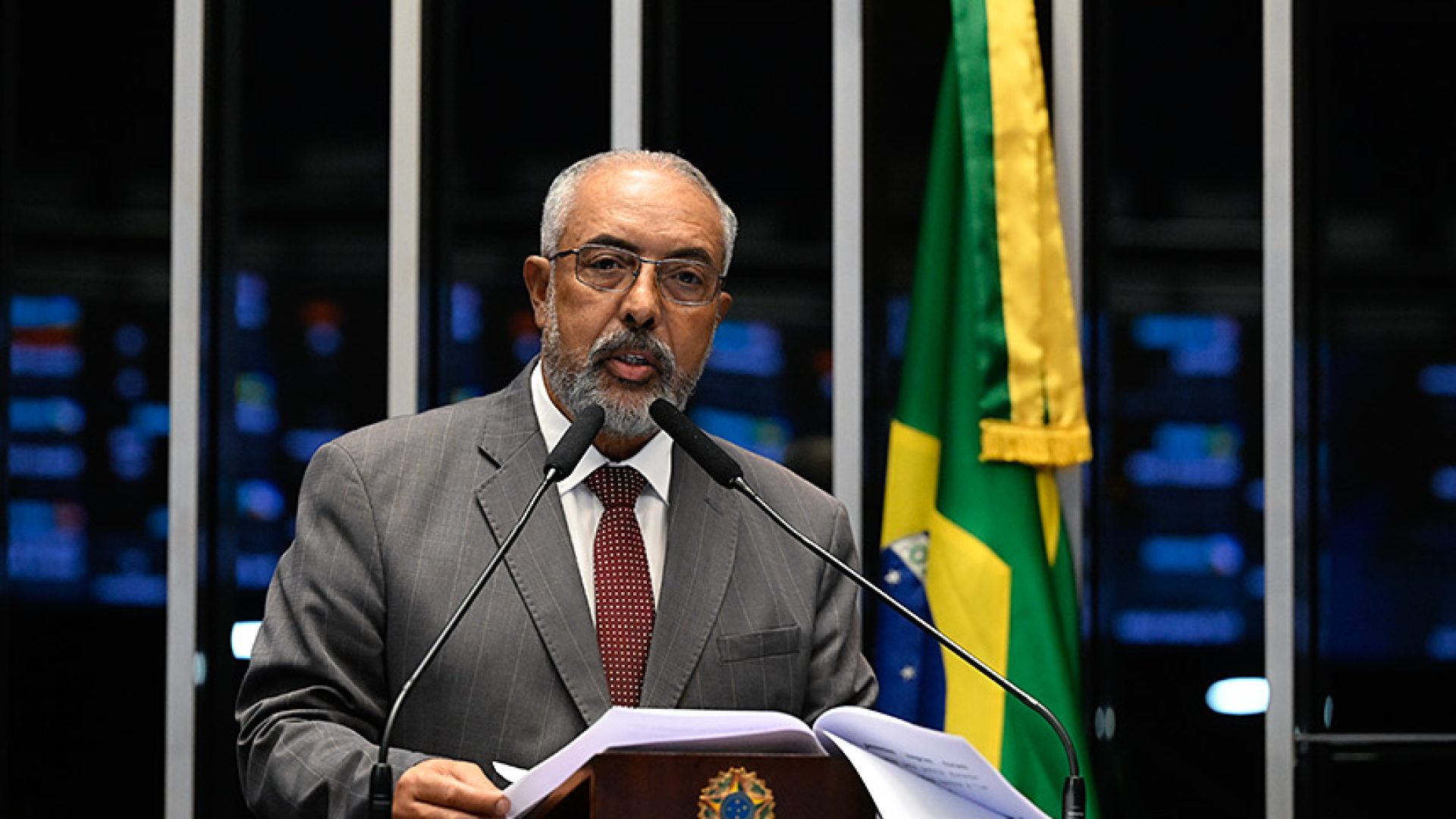 Senador Paulo Paim (PT-RS) em discurso à tribuna.