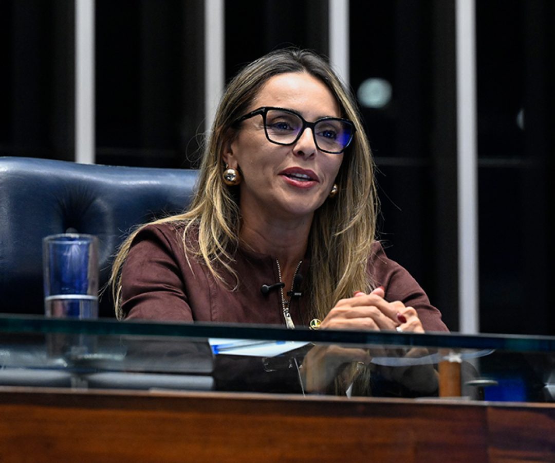 À mesa, senadora Roberta Acioly (Republicanos-RR) preside sessão.