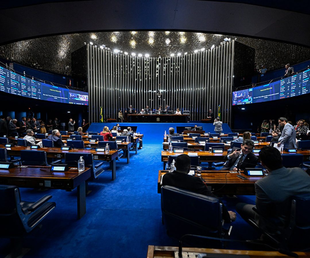 Plenário vota reajuste de policiais do DF e novos cargos para o TRF5 — Senado Notícias