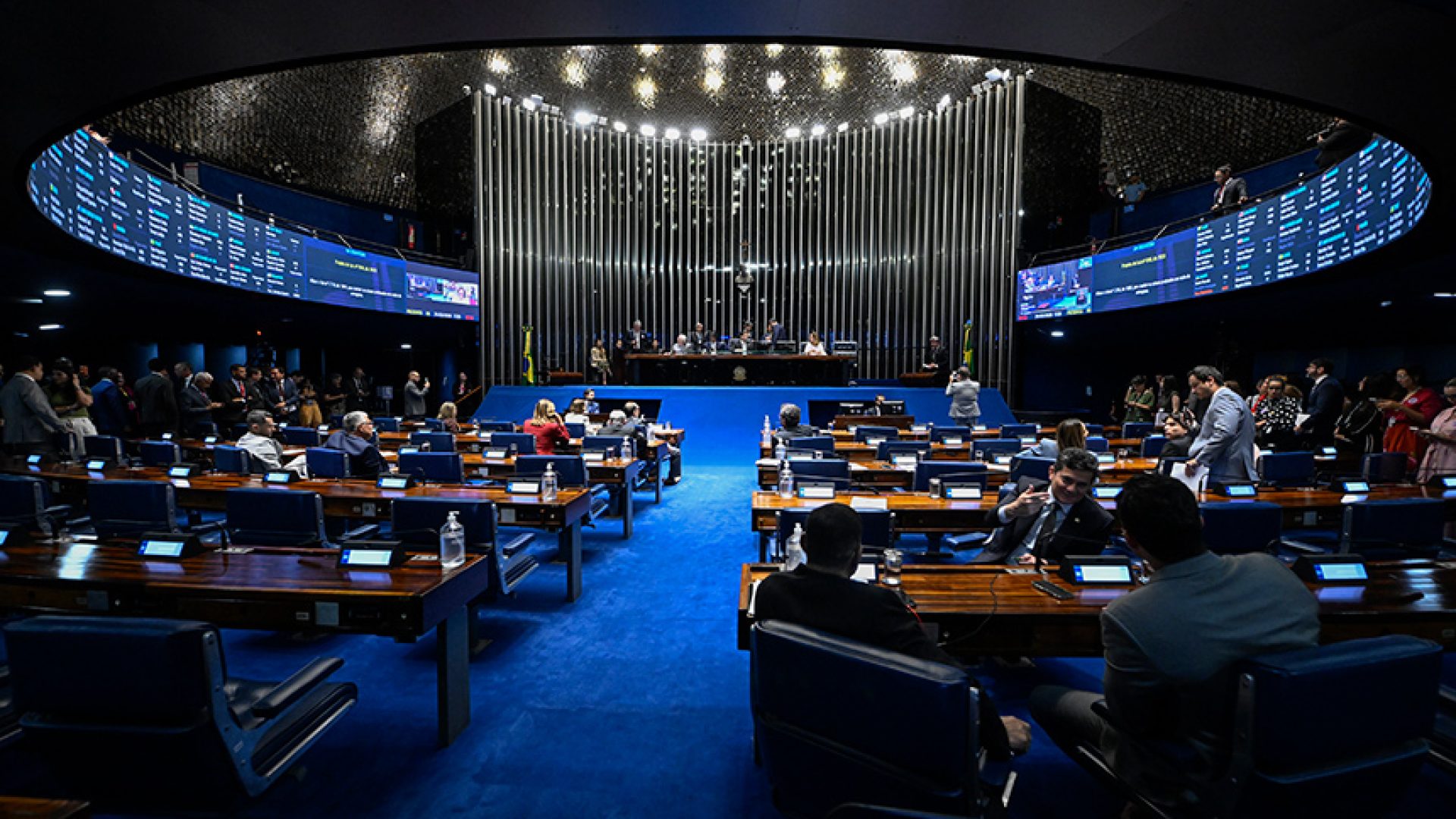 Plenário vota reajuste de policiais do DF e novos cargos para o TRF5 — Senado Notícias