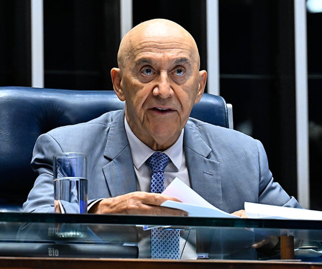 À mesa, 2º secretário da Mesa do Senado Federal, senador Confúcio Moura (MDB-RO), conduz sessão.