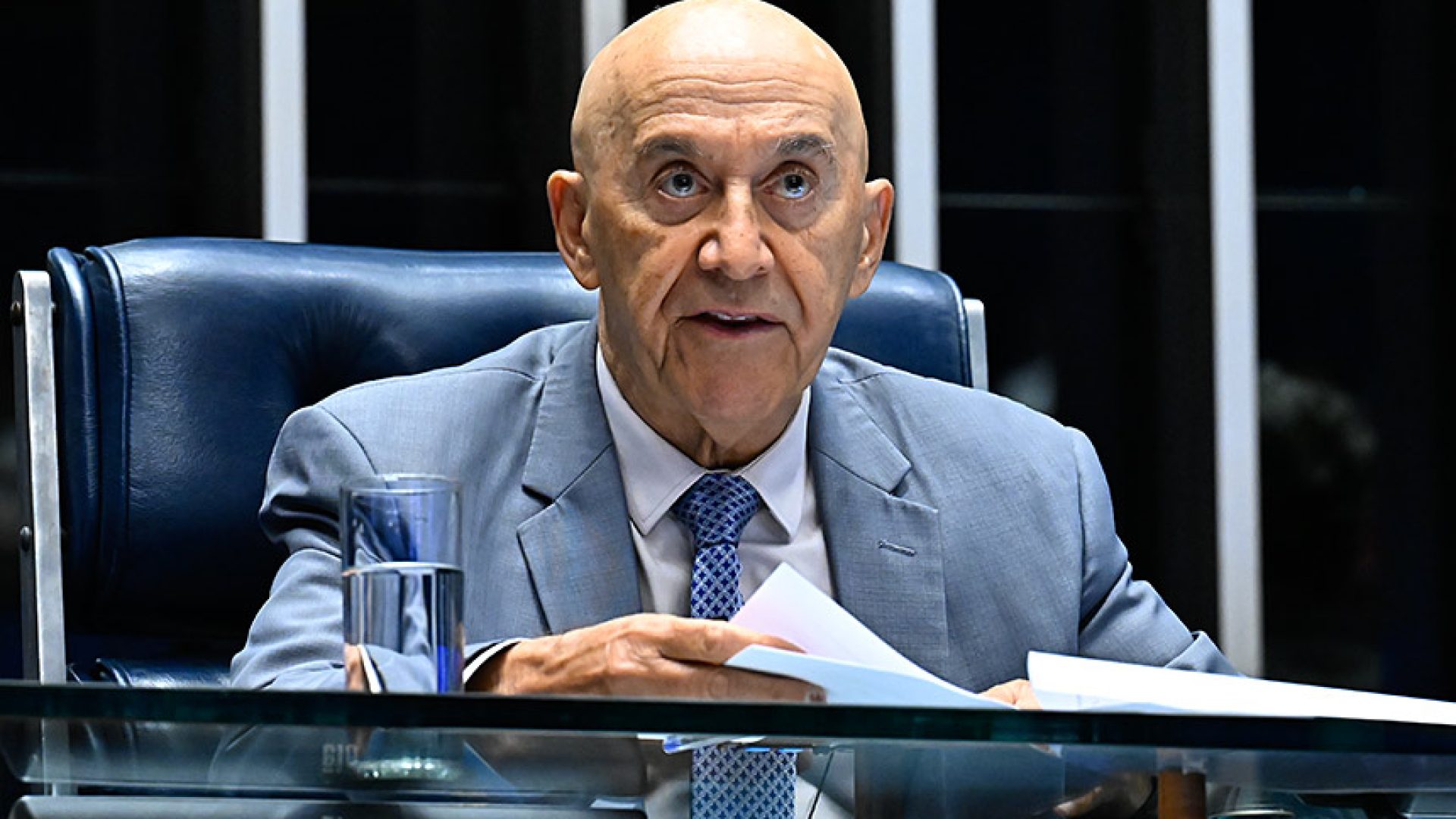 À mesa, 2º secretário da Mesa do Senado Federal, senador Confúcio Moura (MDB-RO), conduz sessão.