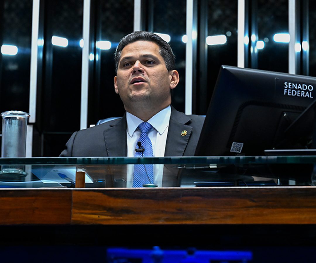 Presidente do Senado Federal, senador Davi Alcolumbre (União-AP) em pronunciamento à mesa.