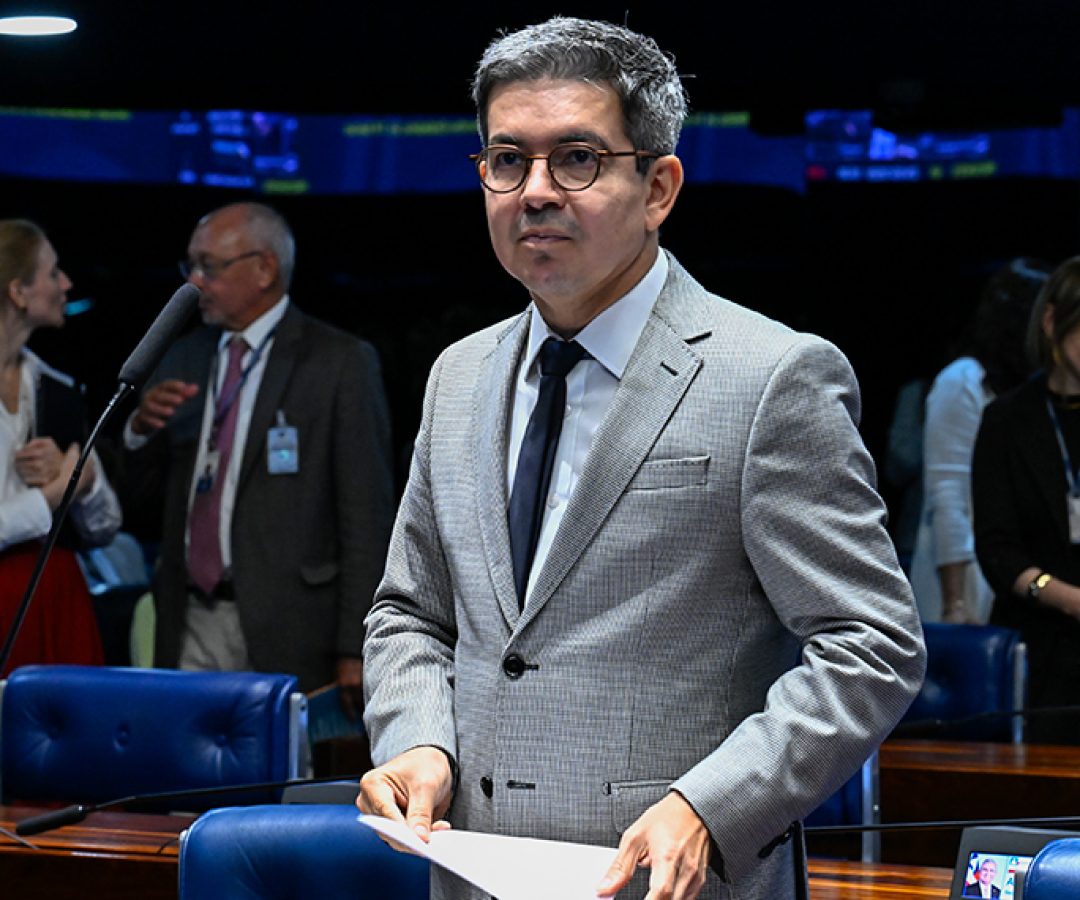 Em pronunciamento, à bancada, senador Randolfe Rodrigues (PT-AP).