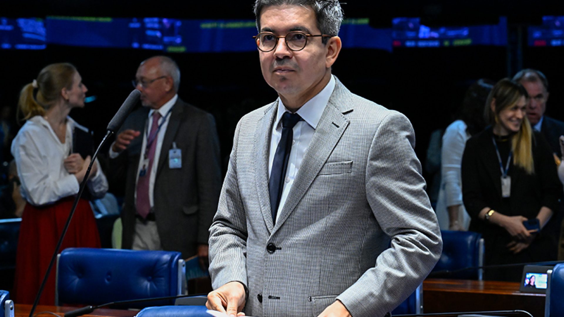 Em pronunciamento, à bancada, senador Randolfe Rodrigues (PT-AP).