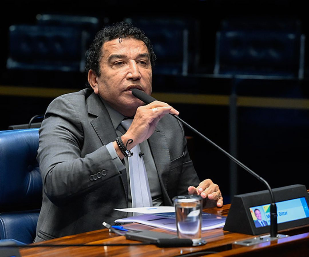 Em pronuciamento, à bancada, senador Magno Malta (PL-ES).