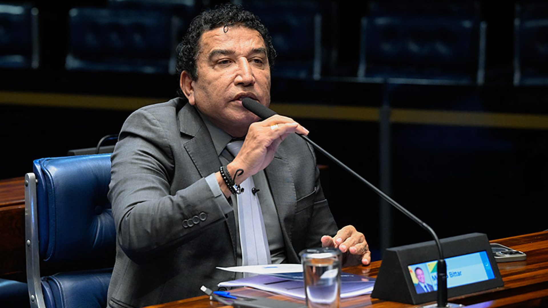 Em pronuciamento, à bancada, senador Magno Malta (PL-ES).