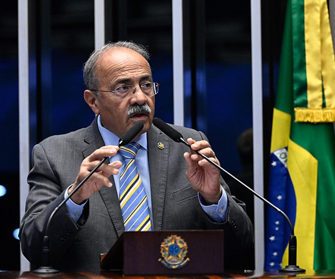 À tribuna, em discurso, senador Chico Rodrigues (PSB-RR).