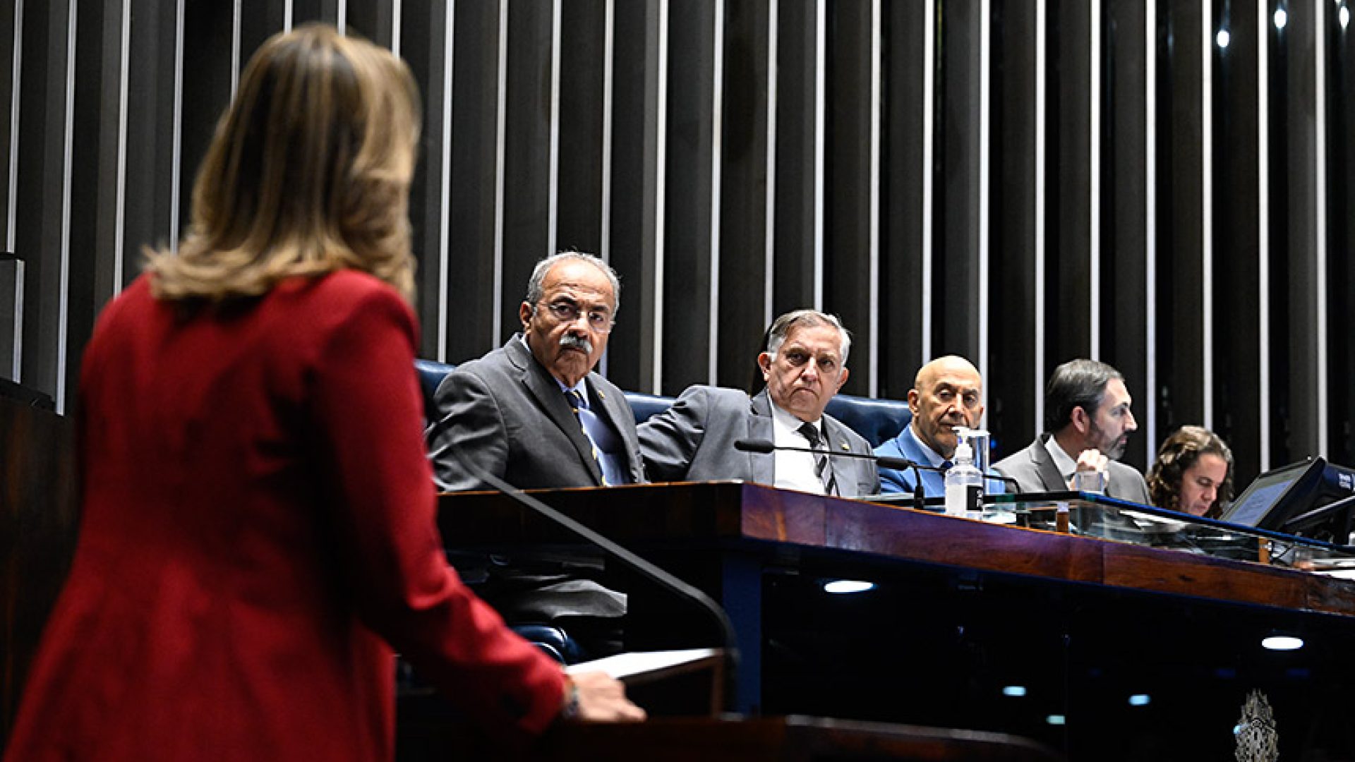 Reajuste para forças de segurança de DF e ex-territórios segue para sanção — Senado Notícias