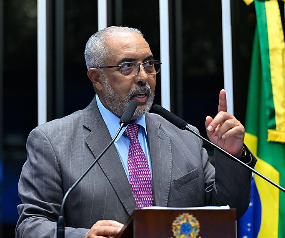 Senador Paulo Paim (PT-RS) em discurso à tribuna.
