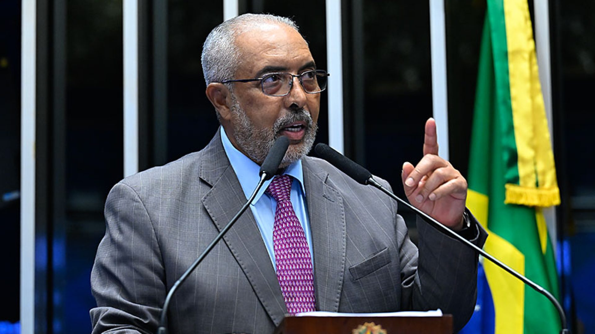 Senador Paulo Paim (PT-RS) em discurso à tribuna.