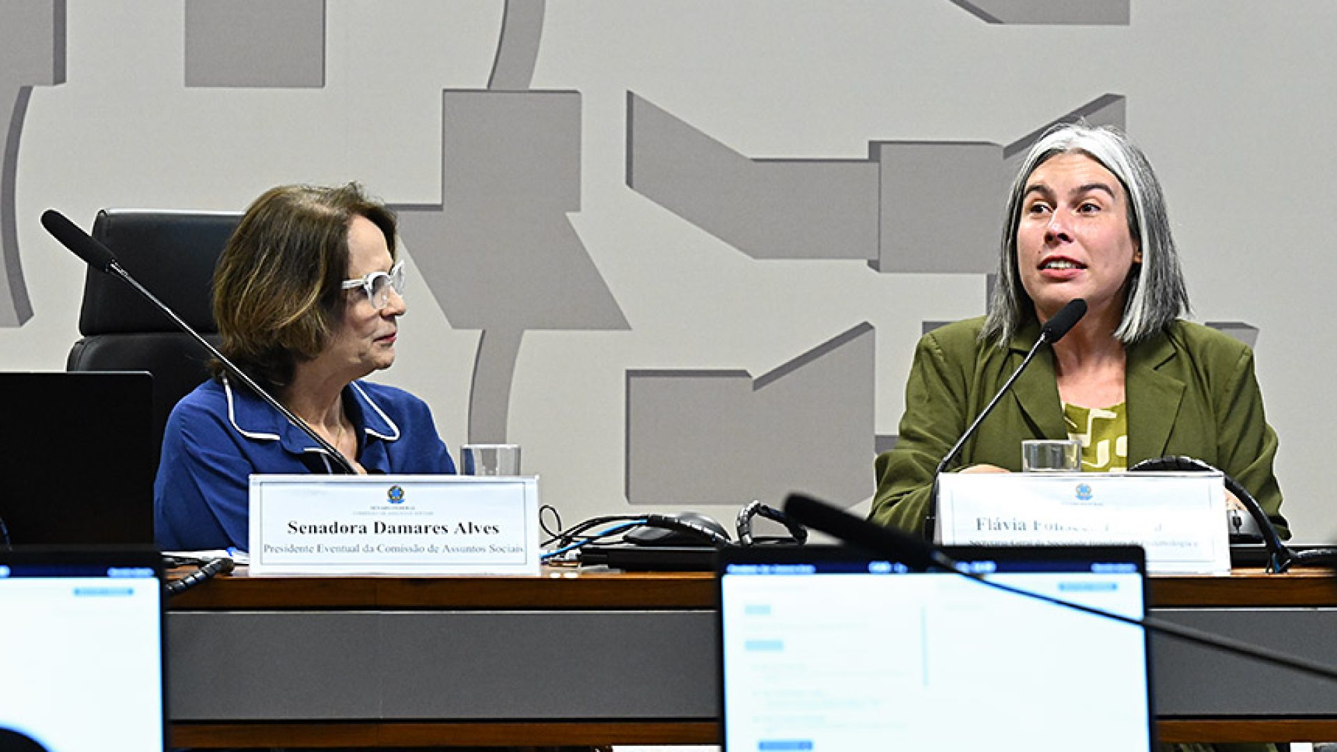 Cigarro eletrônico atrai jovens e agrava dependência, segundo especialistas — Senado Notícias
