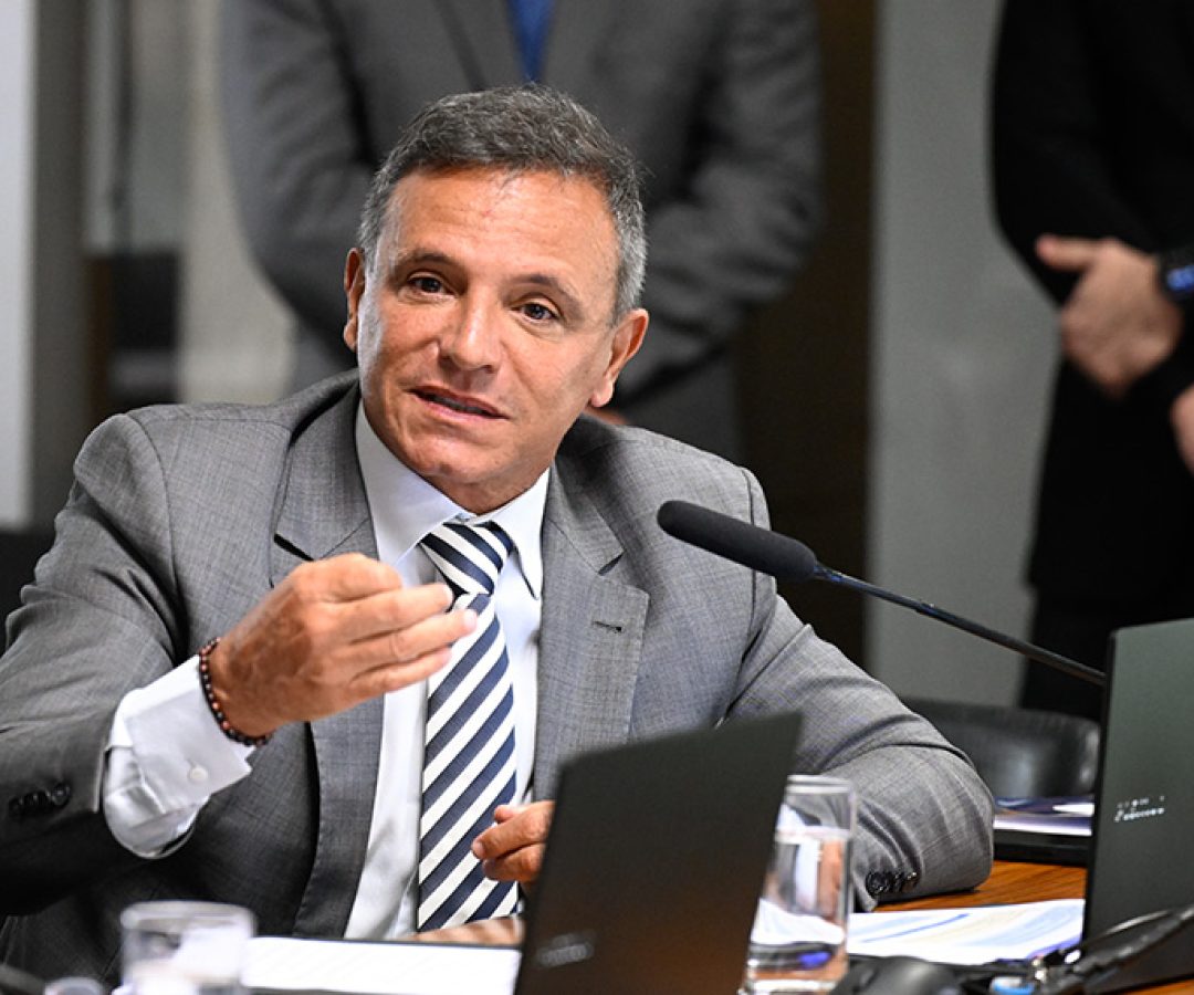 Em pronunciamento, à bancada, senador Marcio Bittar (PL-AC).