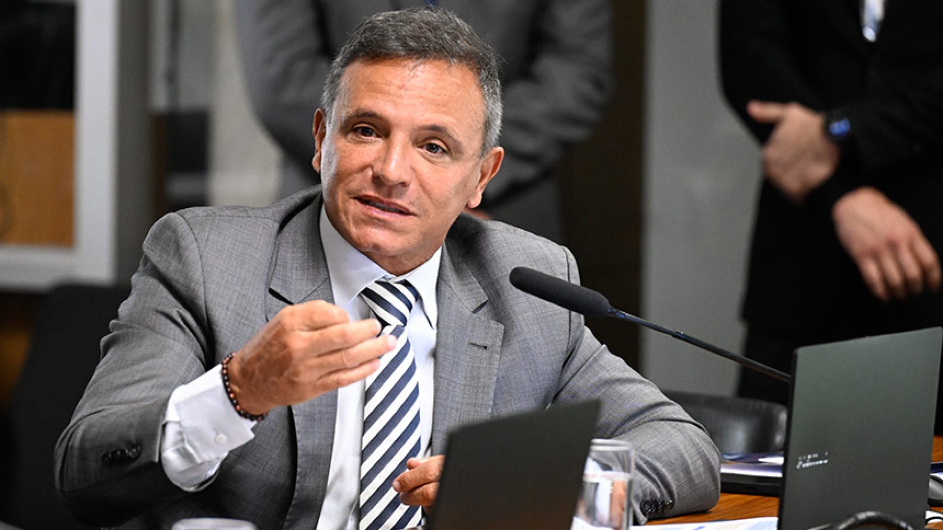 Em pronunciamento, à bancada, senador Marcio Bittar (PL-AC).