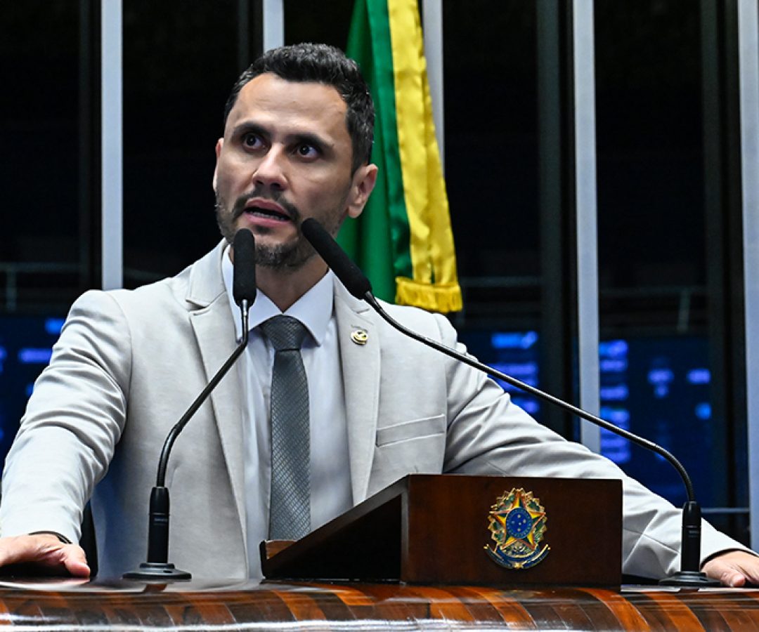 Senador Cleitinho (Republicanos-MG) em discurso à tribuna.
