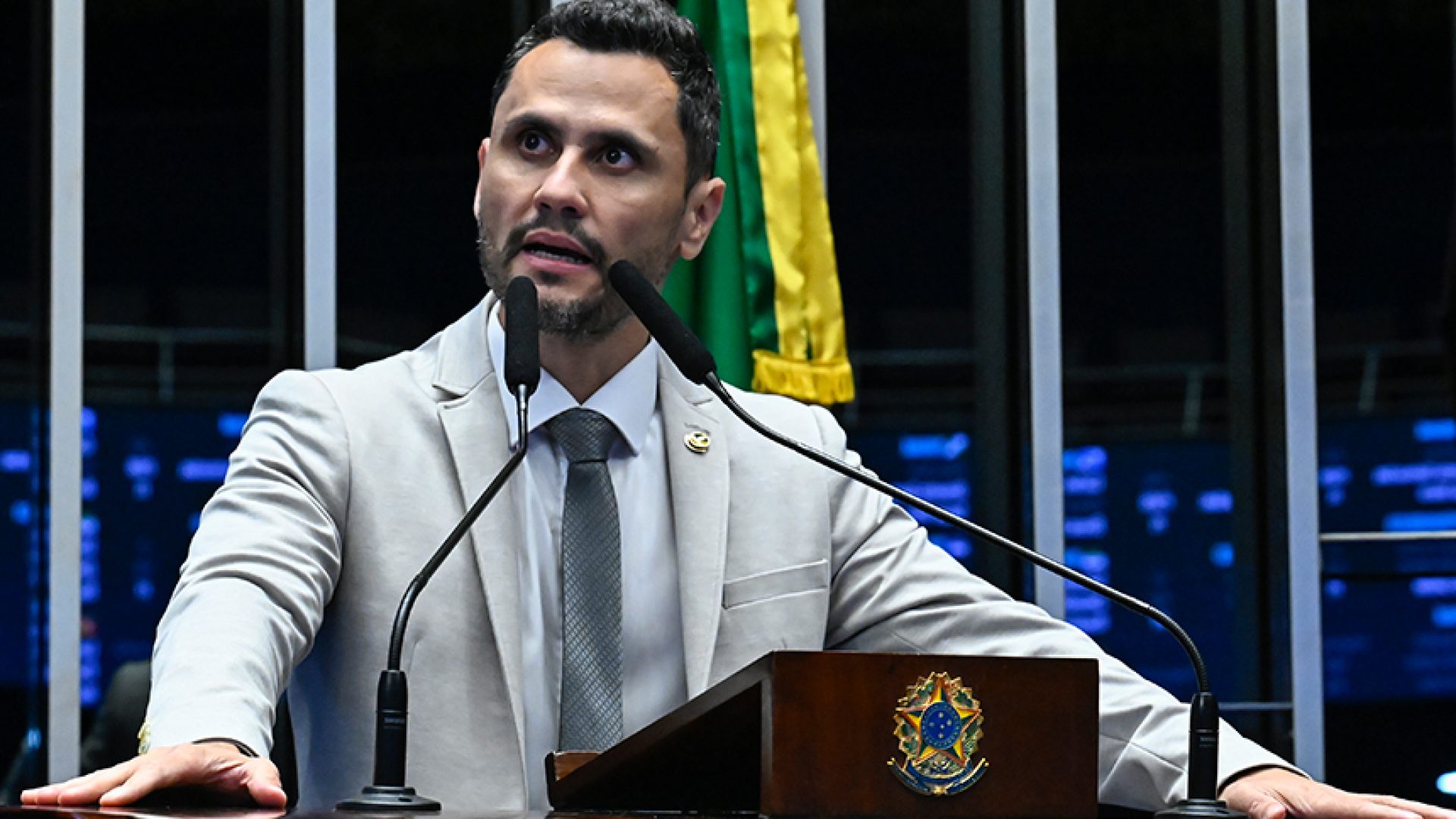 Senador Cleitinho (Republicanos-MG) em discurso à tribuna.