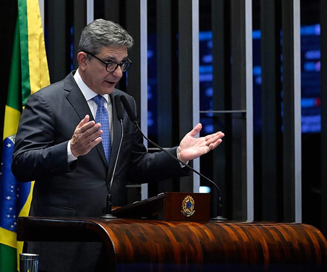 Em discurso, à tribuna, senador Rogério Carvalho (PT-SE).