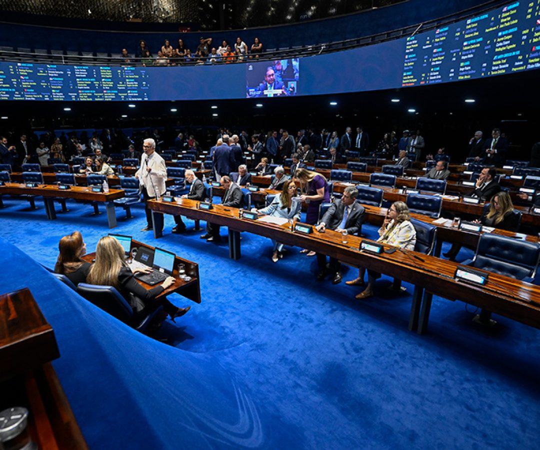 Em pronunciamento, à bancada, senador Sérgio Petecão (PSD-AC).