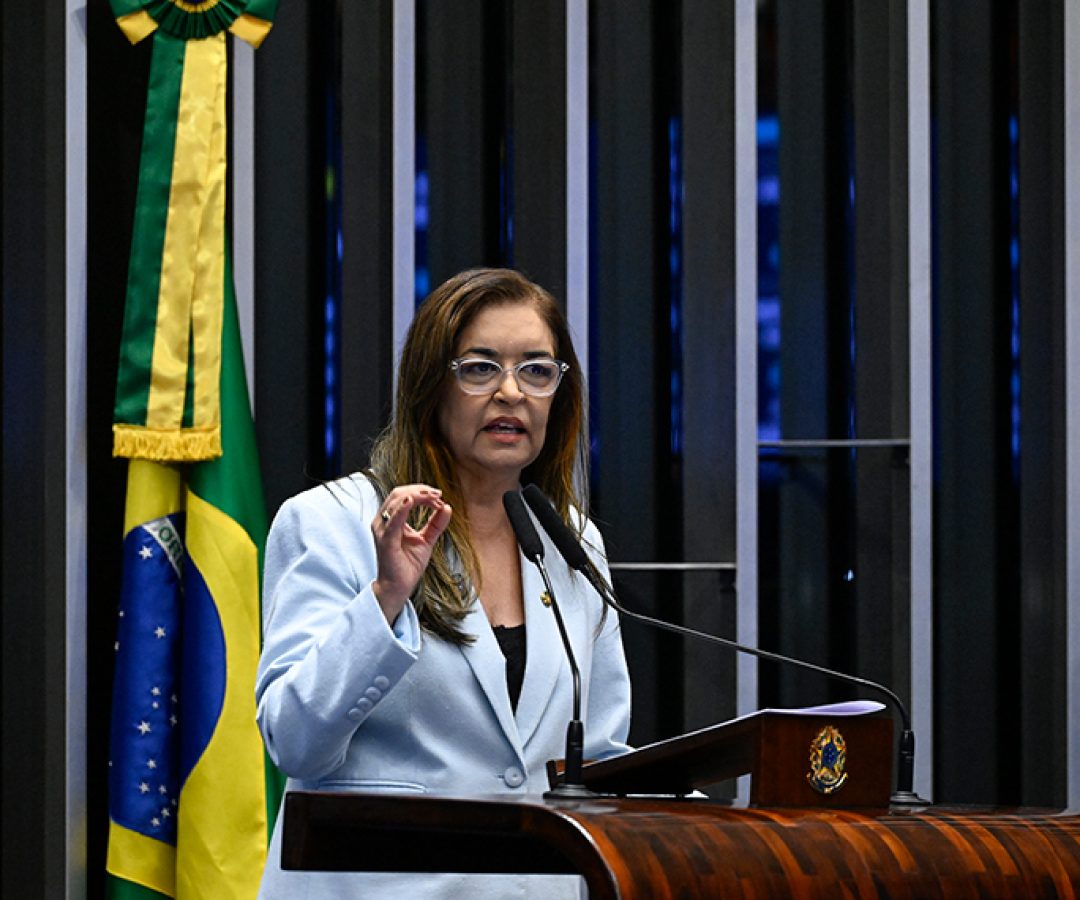À tribuna, em discurso, senadora Dra. Eudócia (PL-AL).