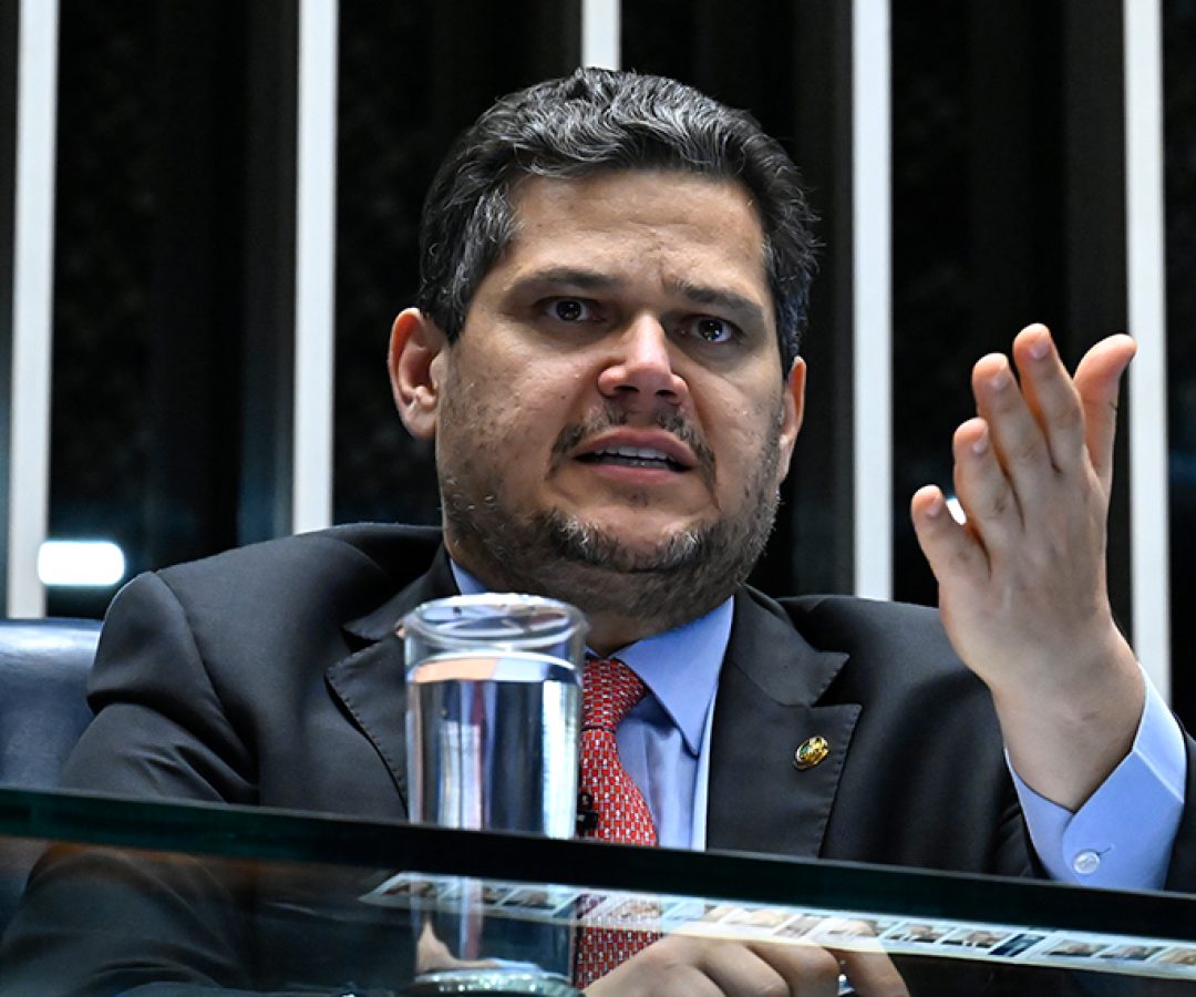 Senador Davi Alcolumbre (União-AP) conduz sessão.