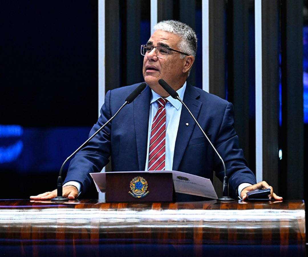 À tribuna, em discurso, senador Eduardo Girão (Novo-CE).