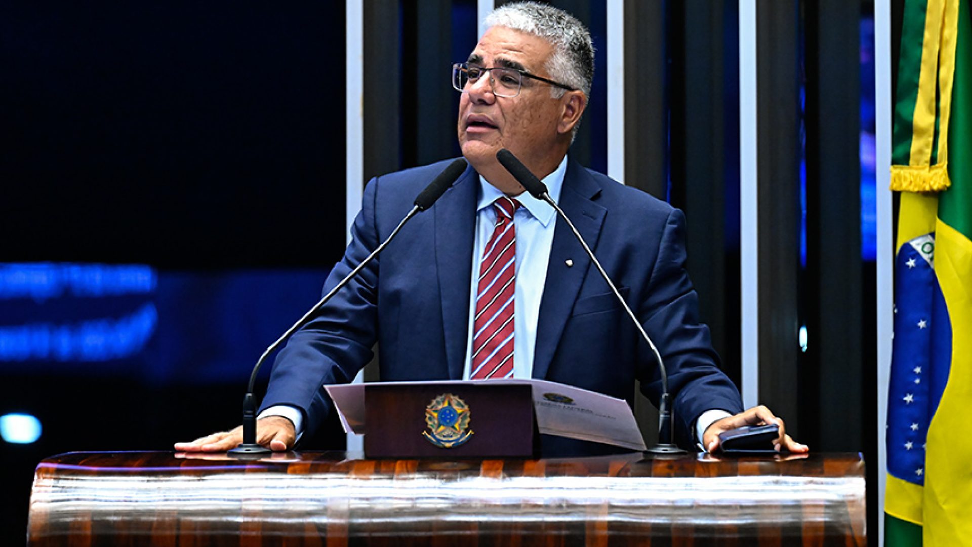 À tribuna, em discurso, senador Eduardo Girão (Novo-CE).
