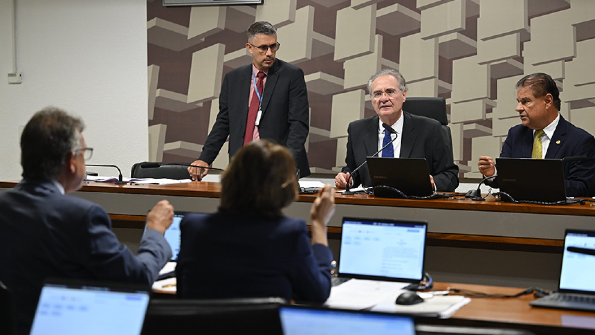 CAE aprova piso de R$ 13.662 para médicos e cirurgiões-dentistas — Senado Notícias