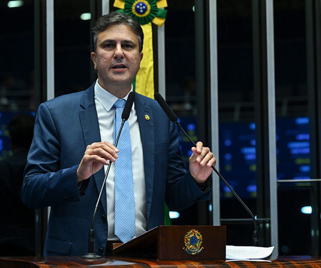 Em discurso, à tribuna, senador Camilo Santana (PT-CE).