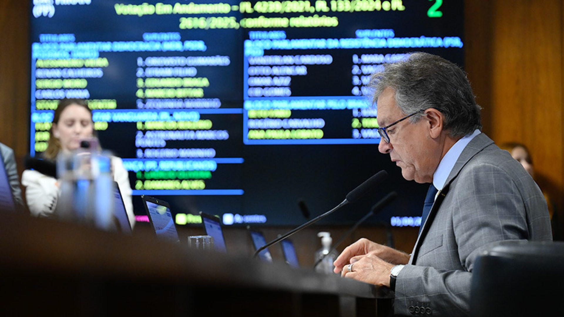 Painel eletrônico de votação.