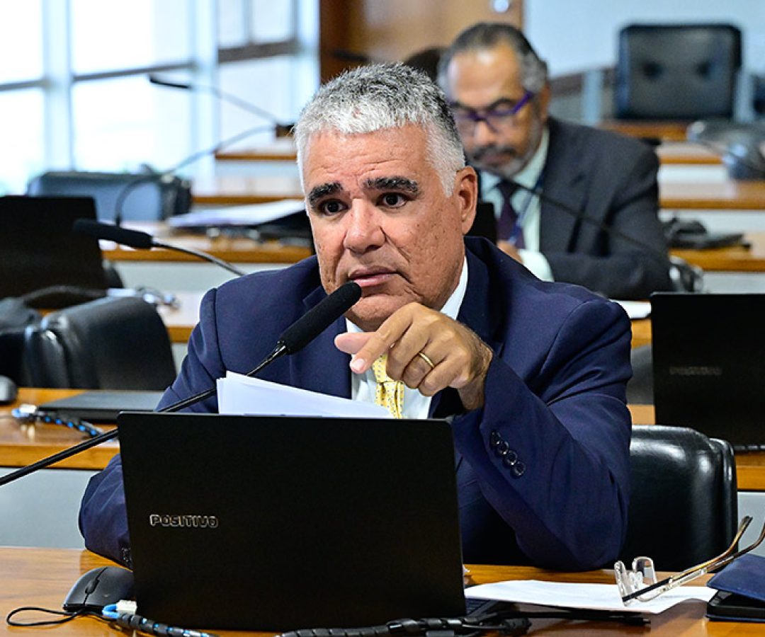À bancada, em pronunciamento,  senador Eduardo Girão (Novo-CE).