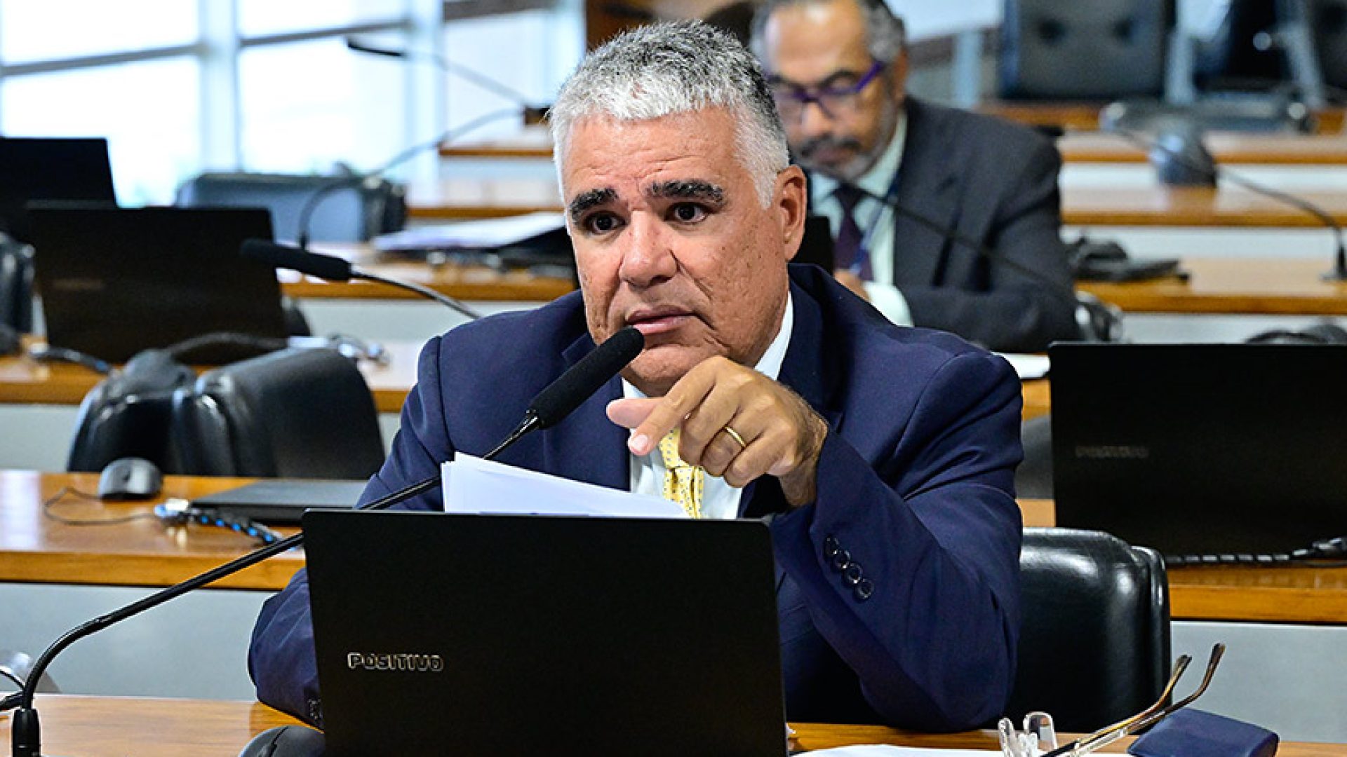 À bancada, em pronunciamento,  senador Eduardo Girão (Novo-CE).